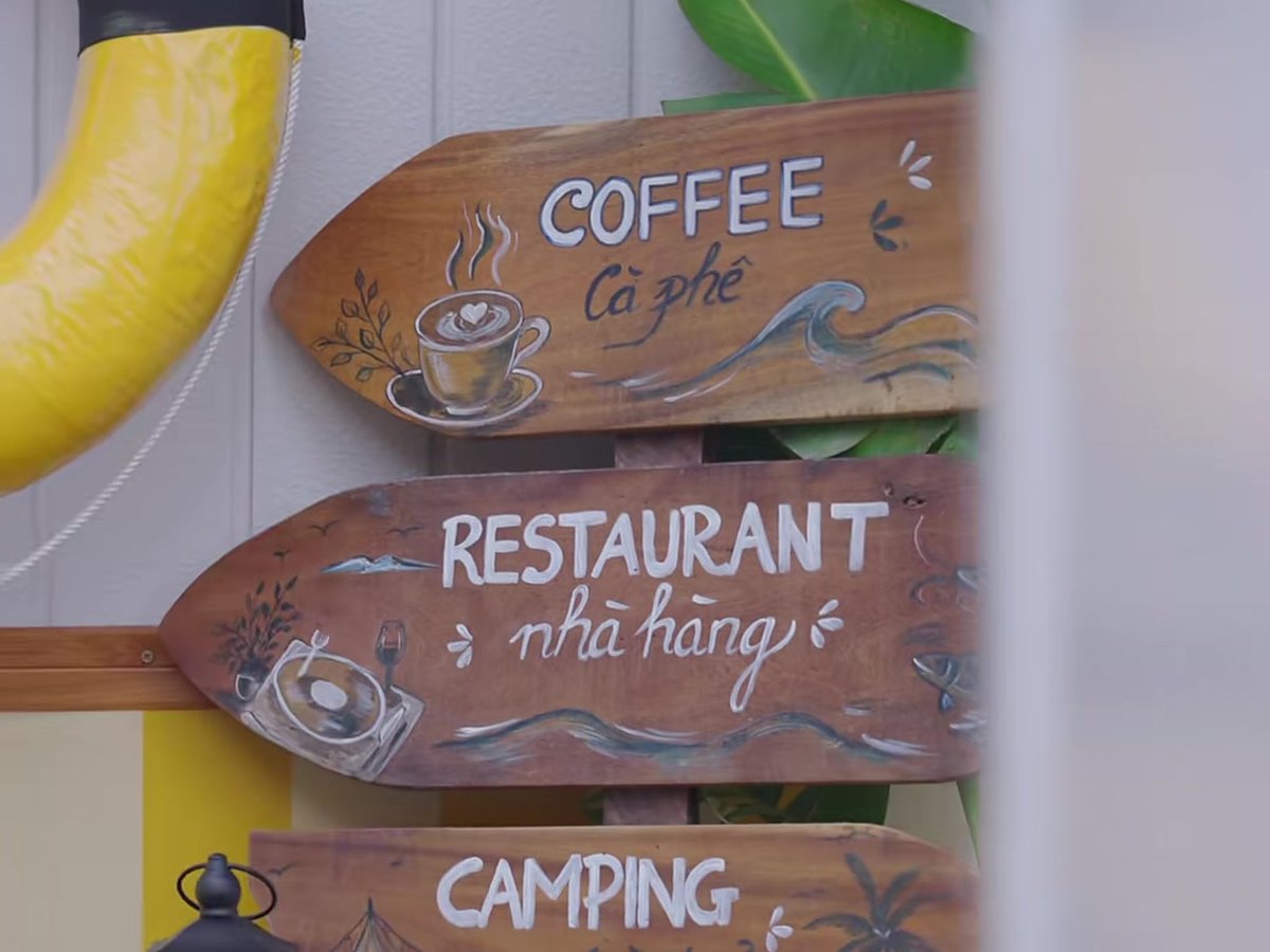 Bảng gỗ chỉ đường Coffee – Restaurant – Camping tại Lalasea Bistro Hà Tiên