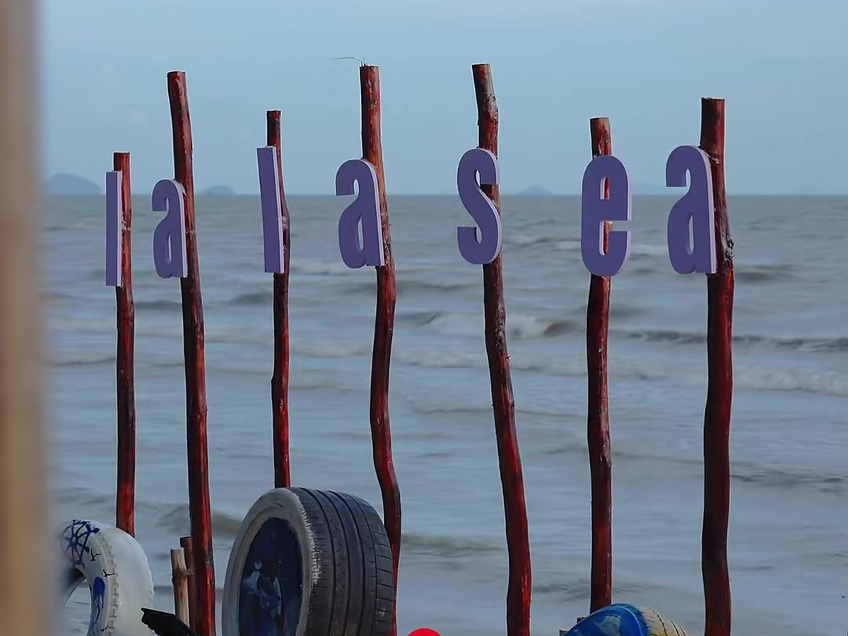 Chữ "lalasea" dựng trên các cọc gỗ bên bờ biển Tô Châu, Hà Tiên, nhìn ra vịnh Thái Lan