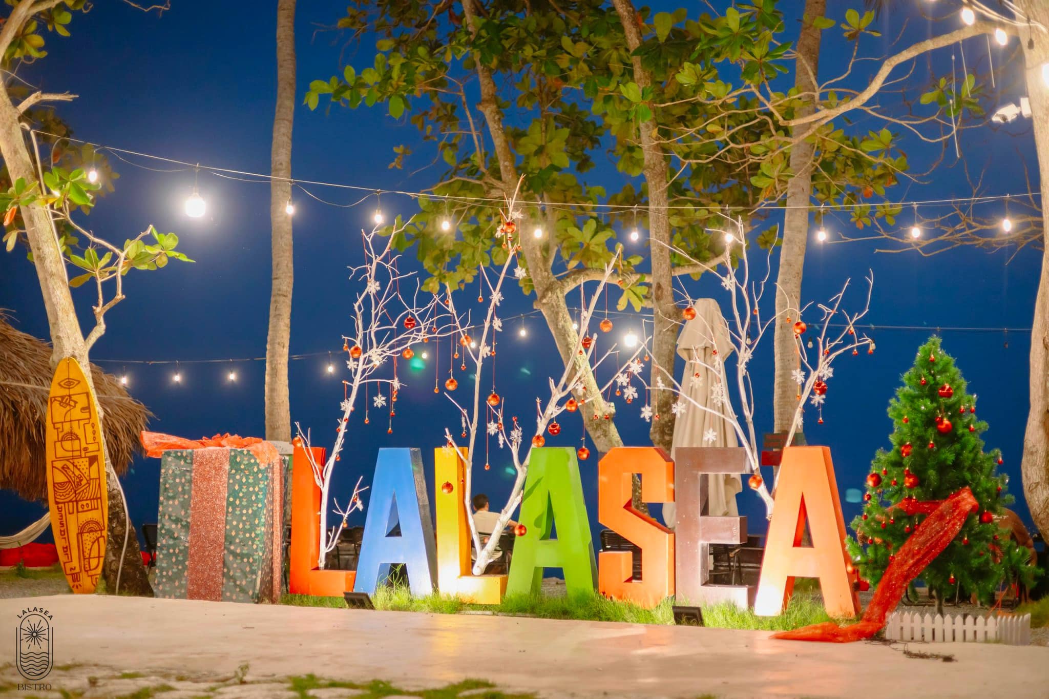 Lalasea về đêm với đèn dây lung linh