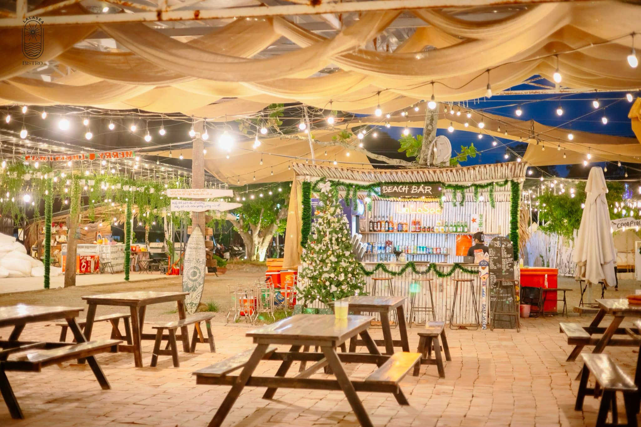 Beach Bar Lalasea buổi tối với đèn dây lung linh