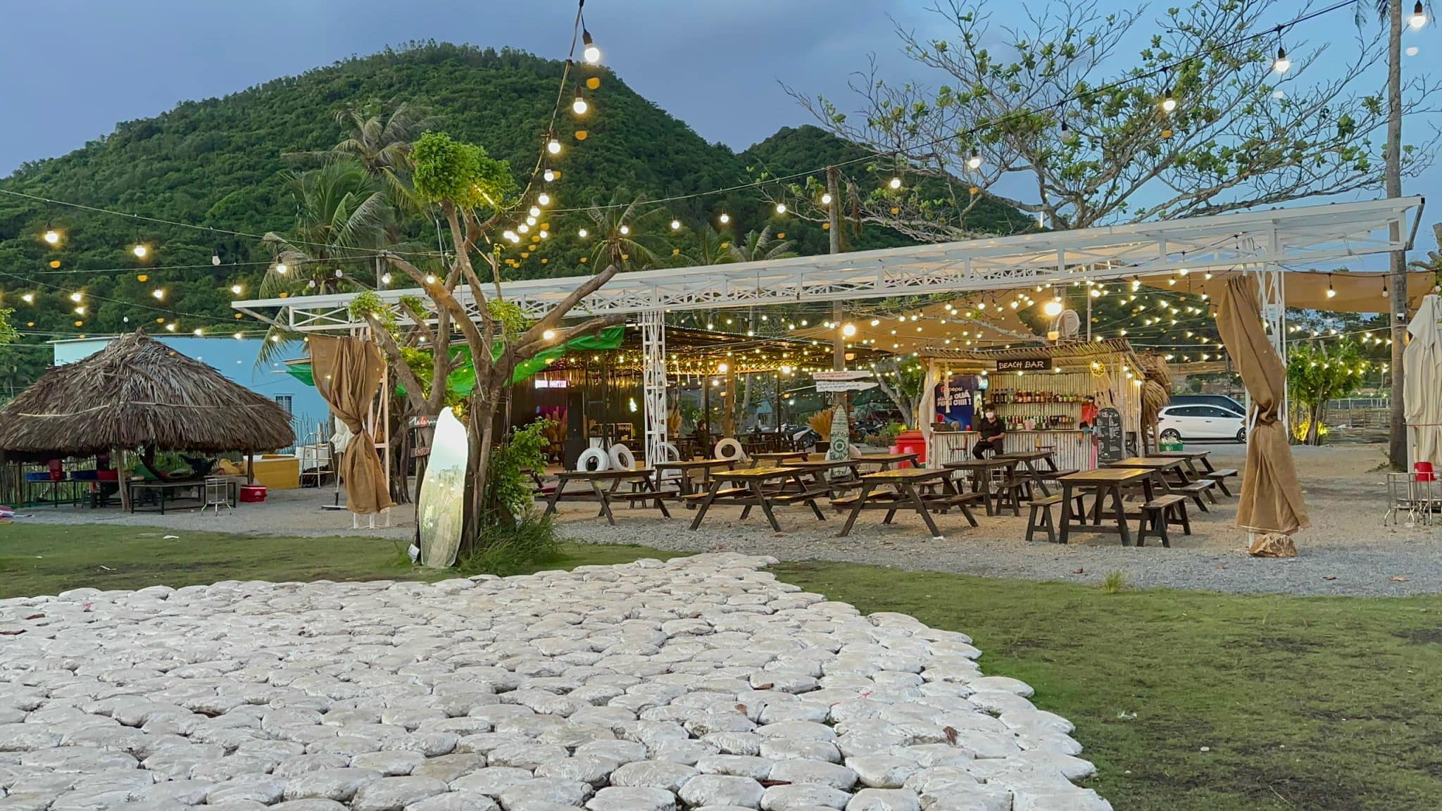Khu bàn ăn ngoài trời