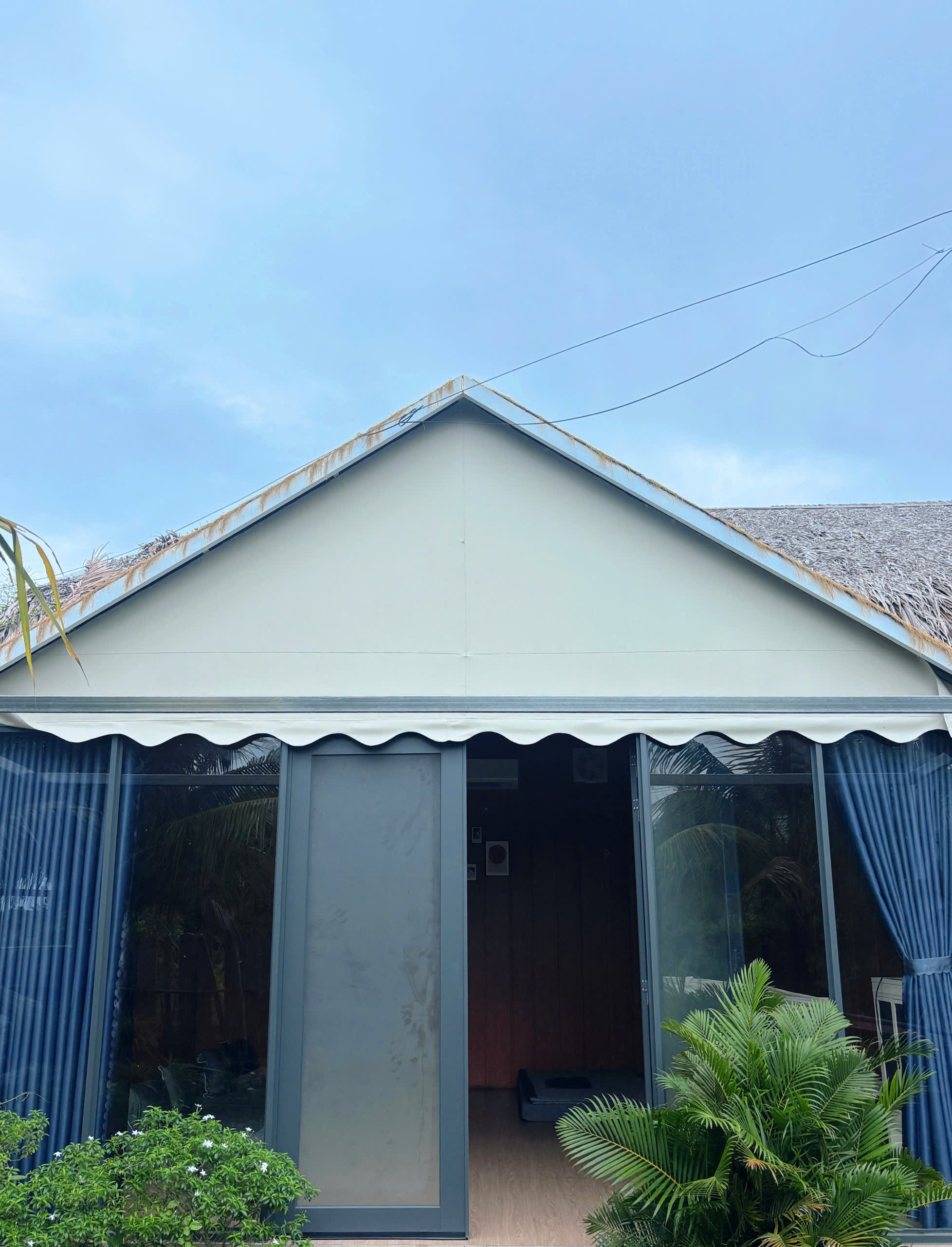 Glamping Hà Tiên - lều gỗ chữ A trong khuôn viên Lalasea
